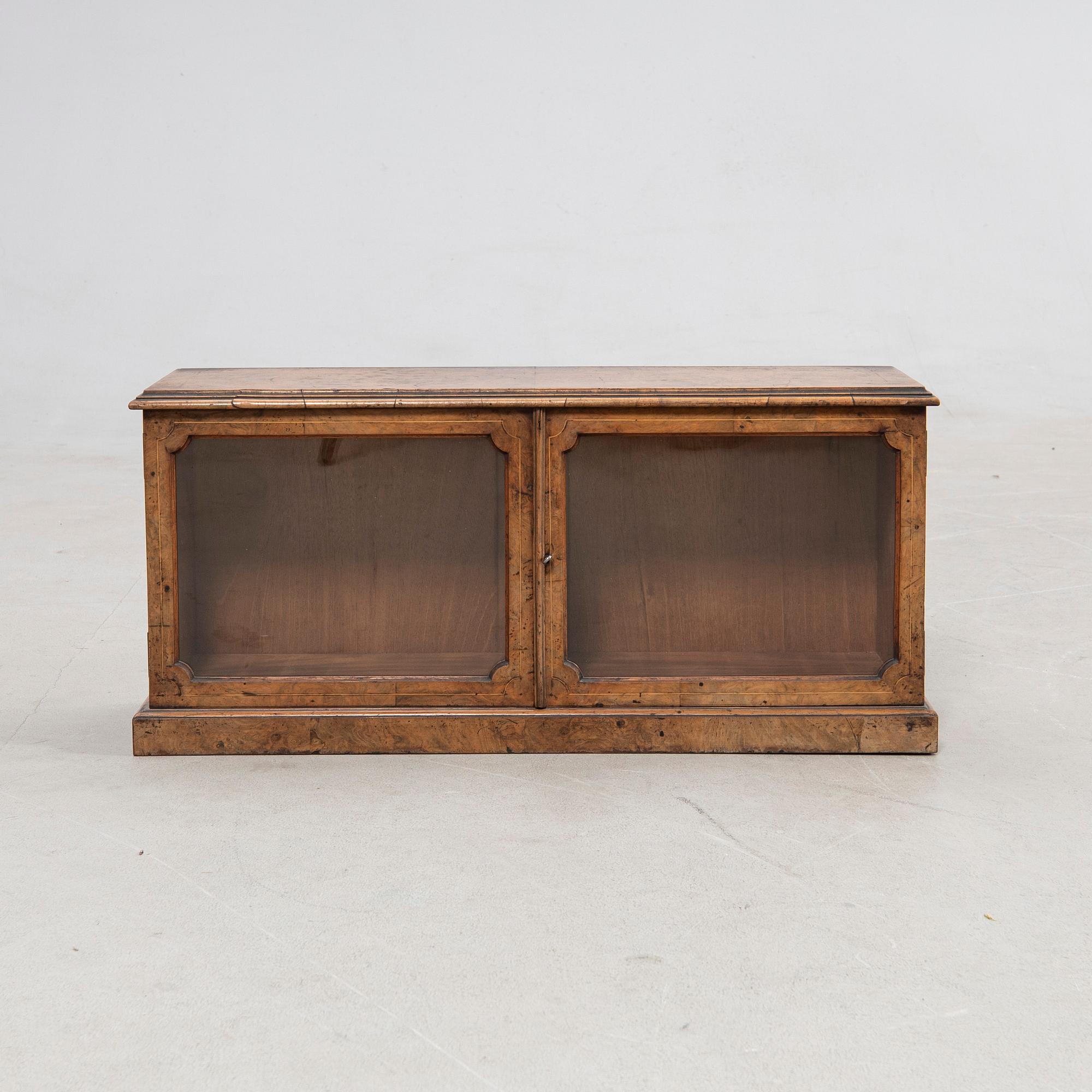 Bordsvitrin, 1800-tal.