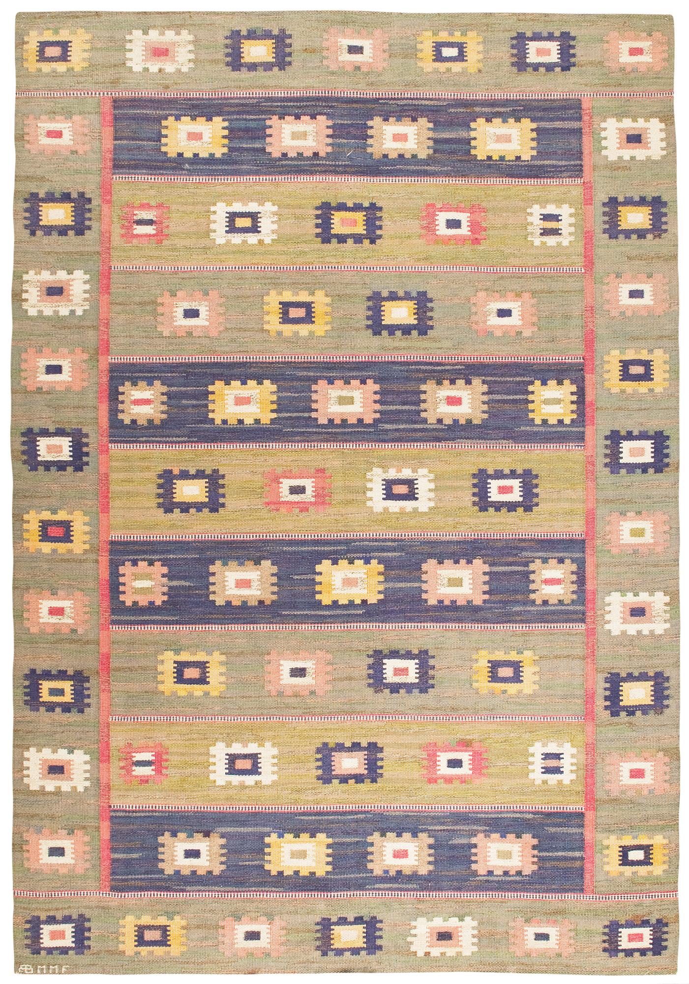 MATTA. "Grön äng". Rölakan. 305,5 x 205,5 cm. Signerad AB MMF (AB Märta Måås-Fjetterström).
