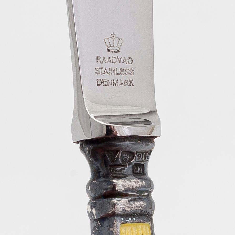 Tillander, mockaskedar, 10 st, knivar, 6 st, och ett fat, emalj och silver, Helsingfors 1950-52, 1968 och 1953.