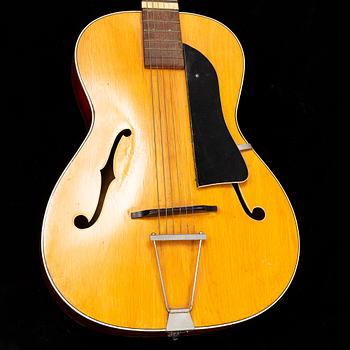 Halvakustiska gitarrer 2 st, Egmond Lucky 7 samt en omärkt.