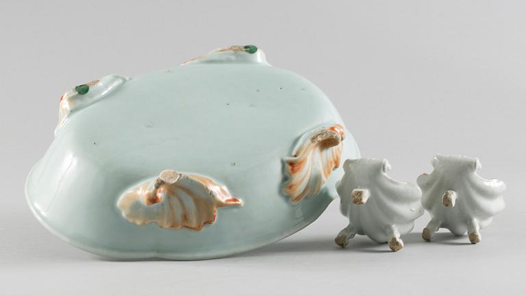 UPPLÄGGNINGSSKÅL samt SALTKAR, ett par, kompaniporslin. Qingdynastin, Qianlong (1736-95).