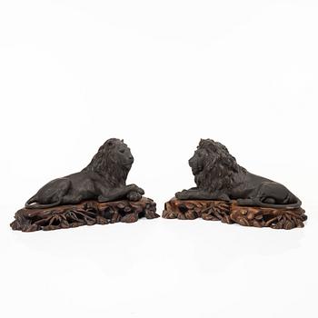A pair of Japanese bronze lions, Meiji (1868-1912). Signed.