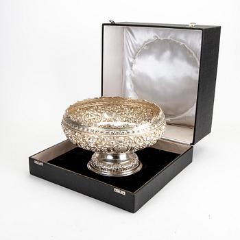 An Indian early 1900s silver bowl, weight 1160 grams.