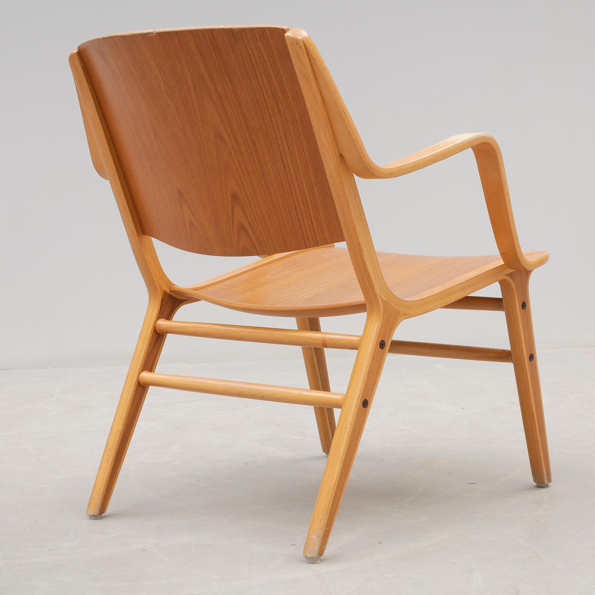 KARMSTOLAR, ett par, "Ax-stolen", Peter Hvidt & Orla Molgaard Nielsen, Fritz Hansen. Modellen formgiven 1950.