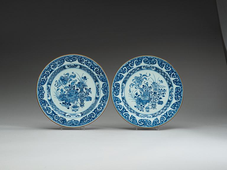 Four different sized blue and white dishes, Qing dynasty, Qianlong (1736-95).