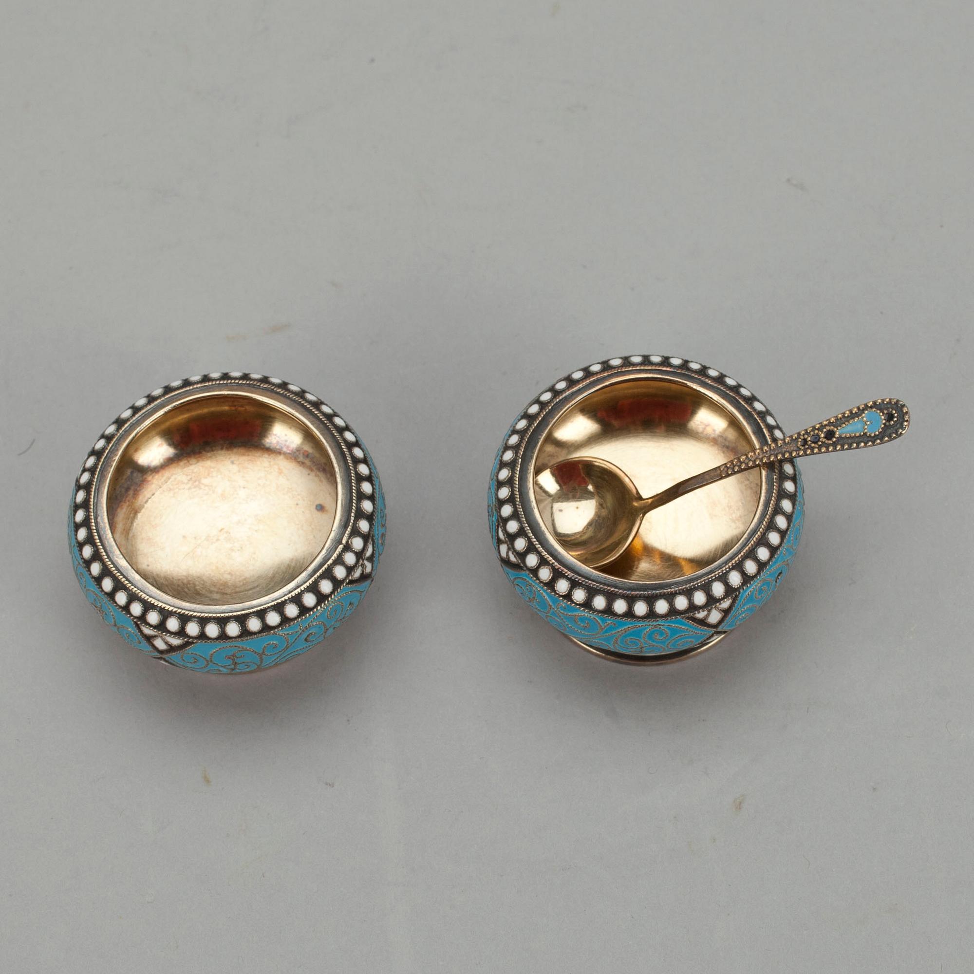 SALTKAR, ett par, samt SKED, förgyllt silver samt cloisonné emalj, Sovjet 1900-talets senare hälft.