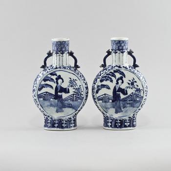 PILGRIMSKRUS, ett par, porslin, Kina, 1800-tal.