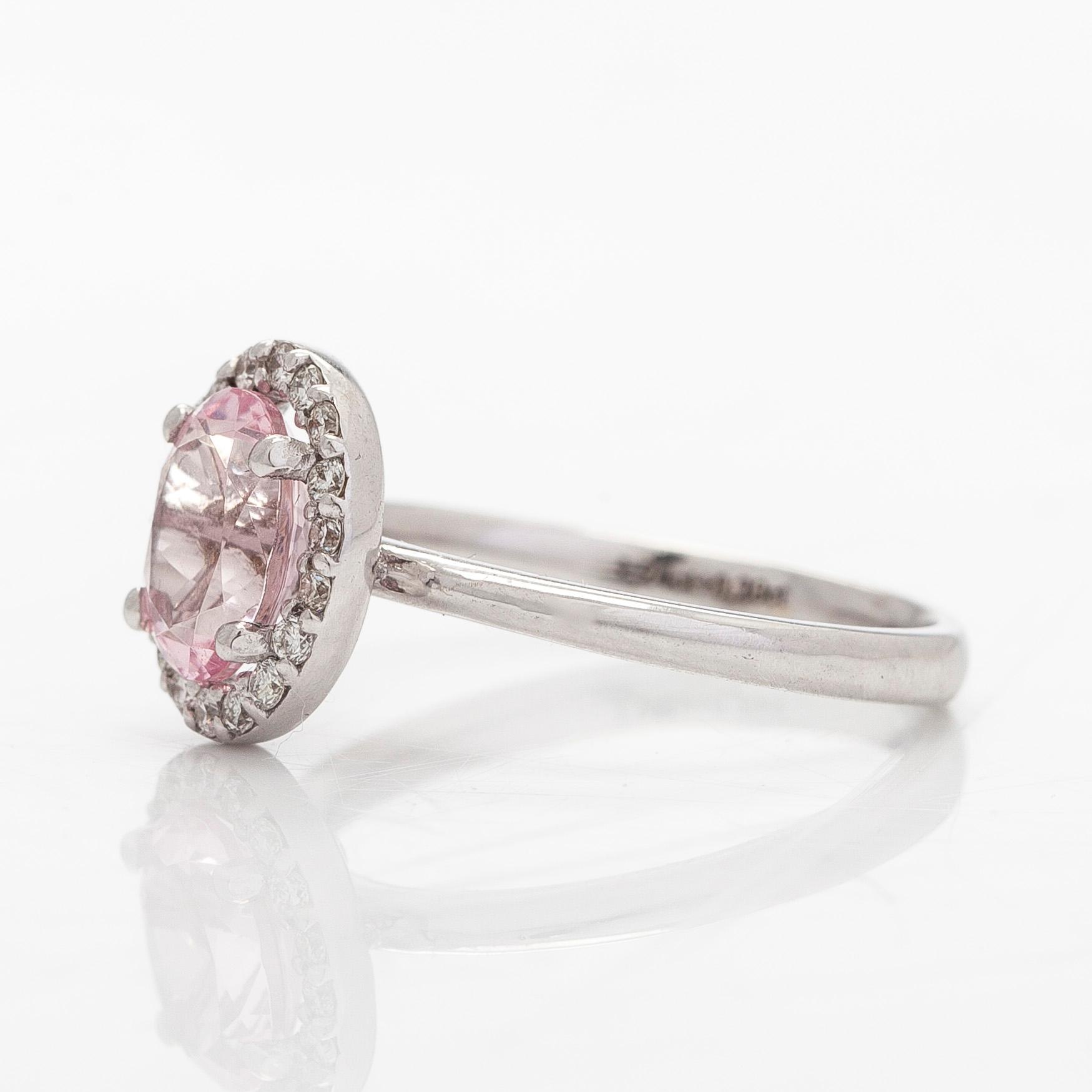 Ring, 18K vitguld med en oval morganit och diamanter ca 0.20 ct totalt.