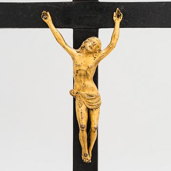 KRUCIFIX, pronssia ja puuta,  todennäköisesti 1700-luku.
