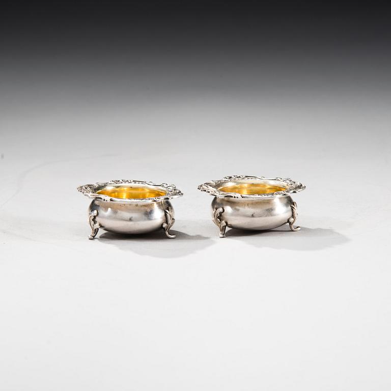 ETT PAR FABERGÉ SALTKAR.