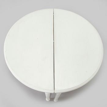 Matbord, sk. månbord, 1800-tal.