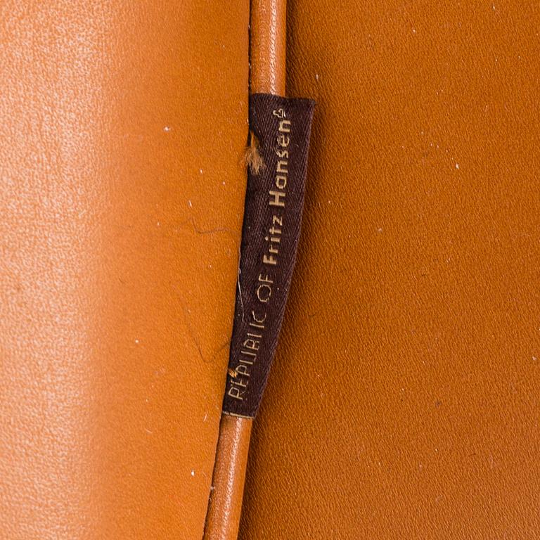 ARNE JACOBSEN, fåtölj med fotpall, "Ägget", Fritz Hansen, Danmark, 2019.