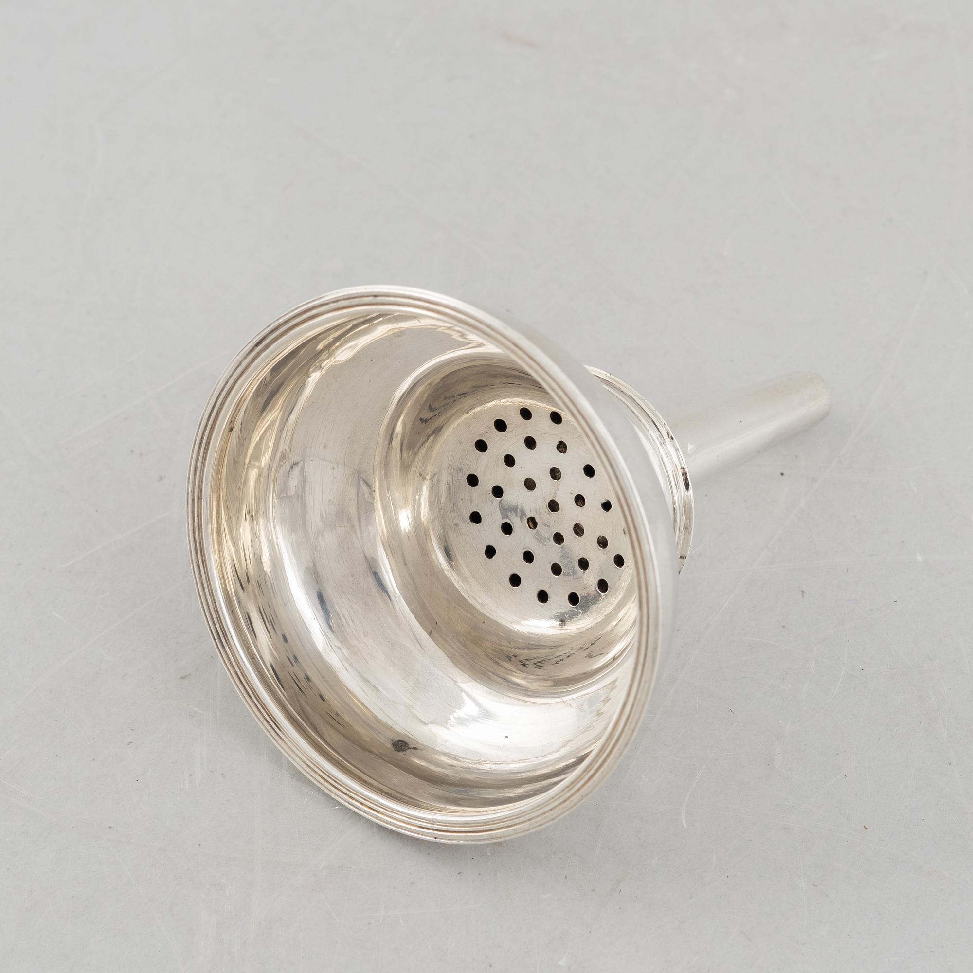 An Irish silver wine funnel, mark of William Bond, Dublin 1804.