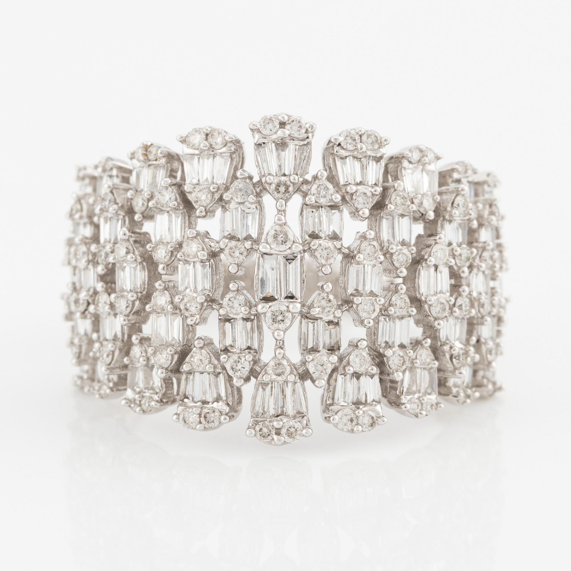 Ring, med baguette och briljantslipade diamanter.