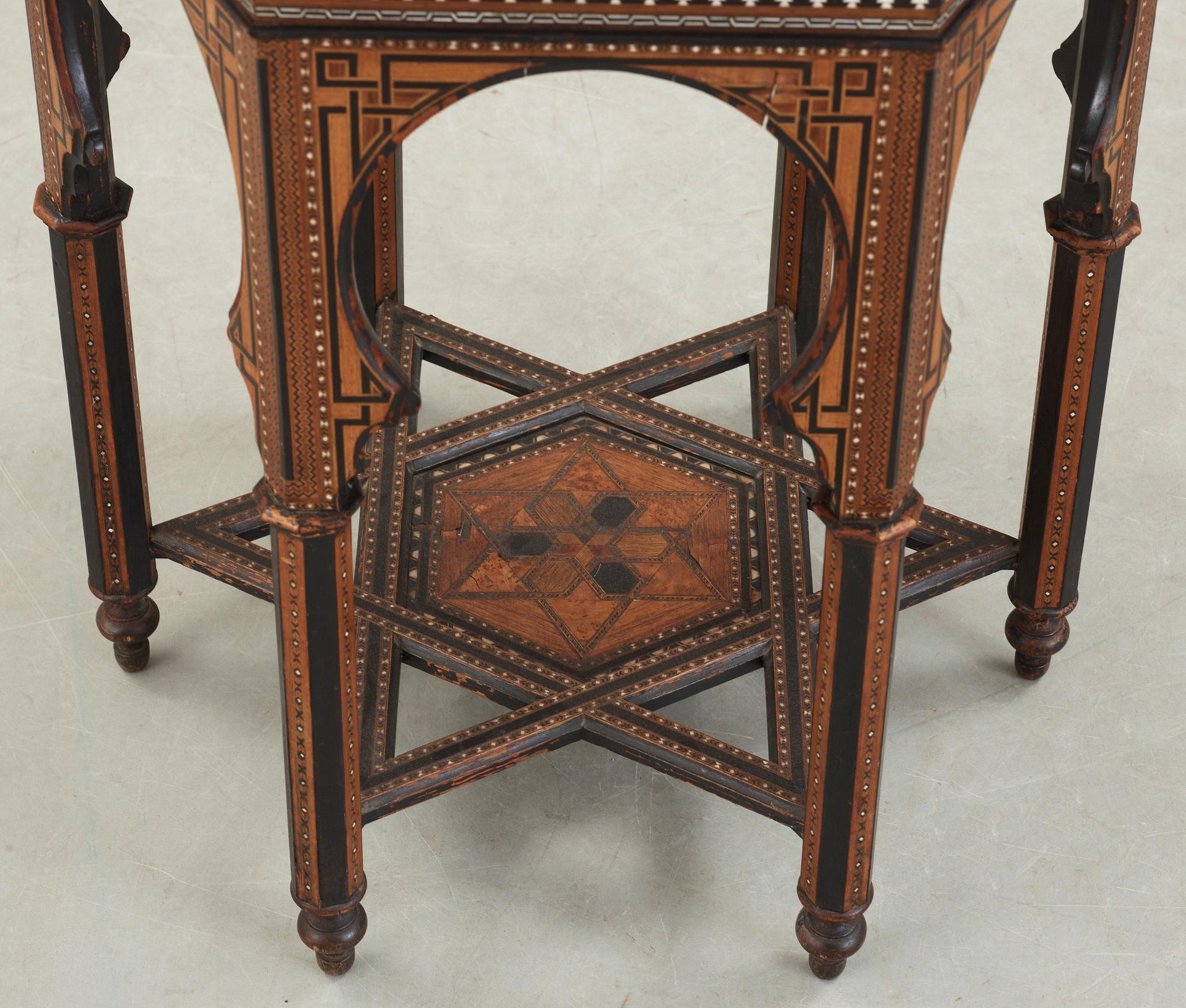 BORD, orientaliskt, 1800/1900-tal.