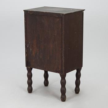 Kaappi, ovessa reliefikoristelu, 1920-luku.