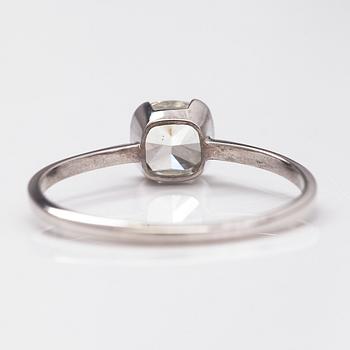 Ring, 18K vitguld och cushionslipad diamant ca 1.01 ct. IGI-certifikat.