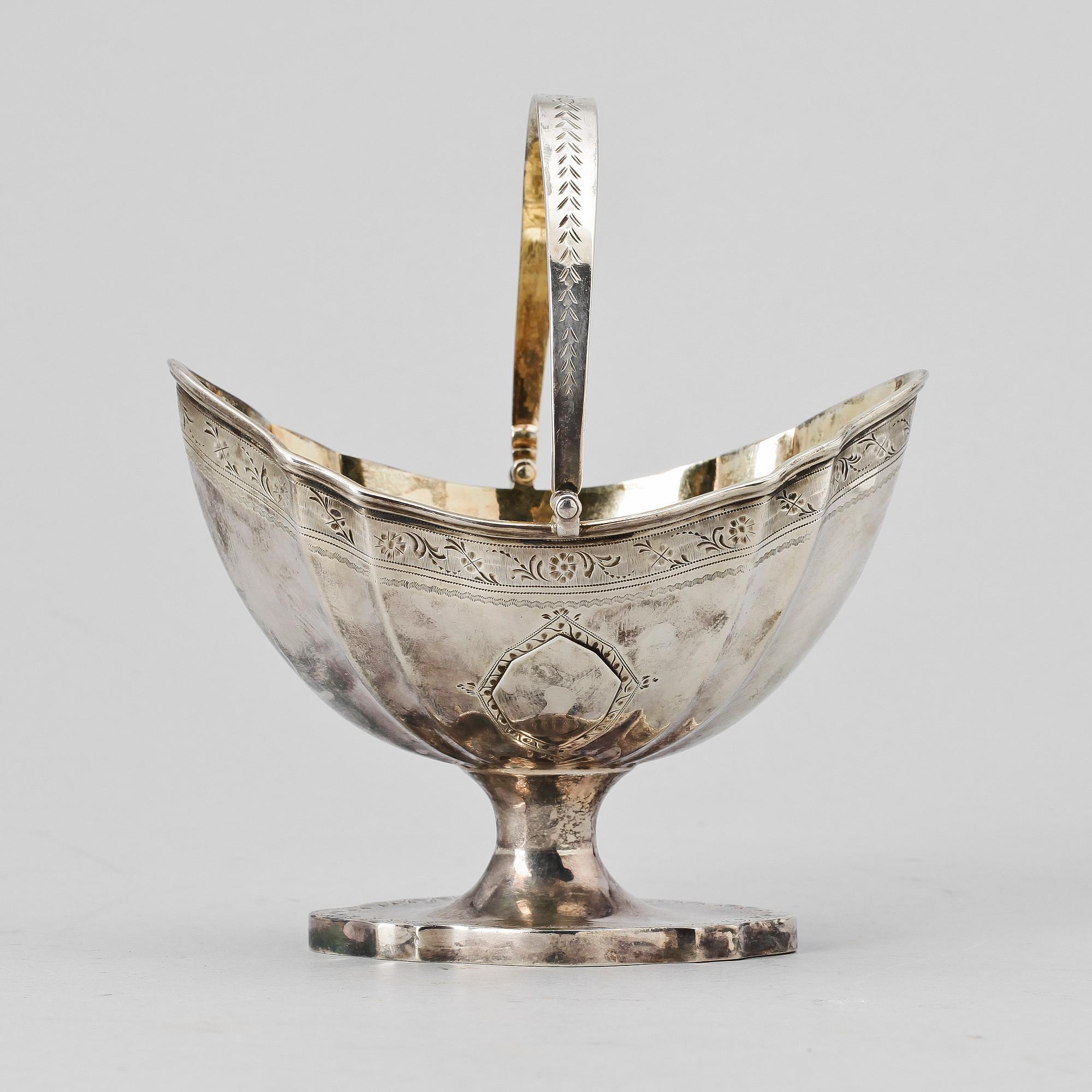 SKÅL MED HANDTAG, London 1789-90-tal. Vikt 200 gram.