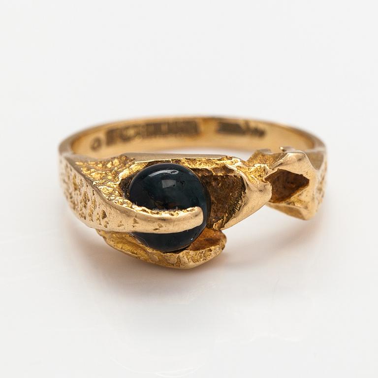 Björn Weckström, Sormus "Salattu akaatti", 18K kultaa ja sammalakaatti. Lapponia.