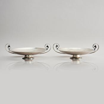 Two sterling silver bowls with handles, Atelier Borgila, designed by Erik Fleming, Stockholm 1930.