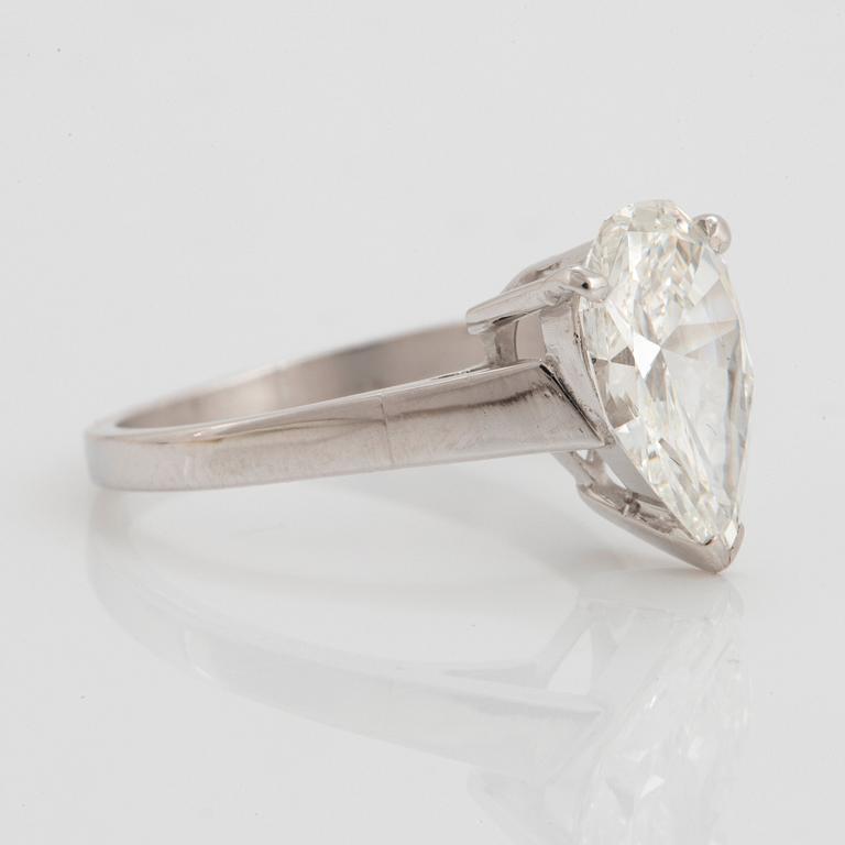 An 18K white gold ring set with a pear shaped brilliant-cut diamond 2.12 cts G vs 1.