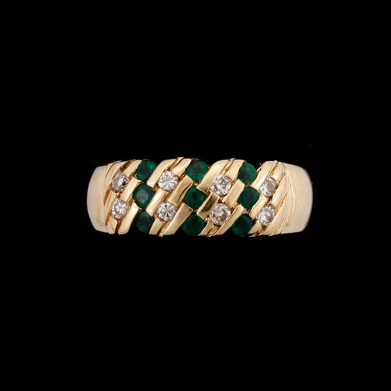 RING, 18k guld med smaragder och diamanter tot ca0,22ct. Vikt 4,8g.