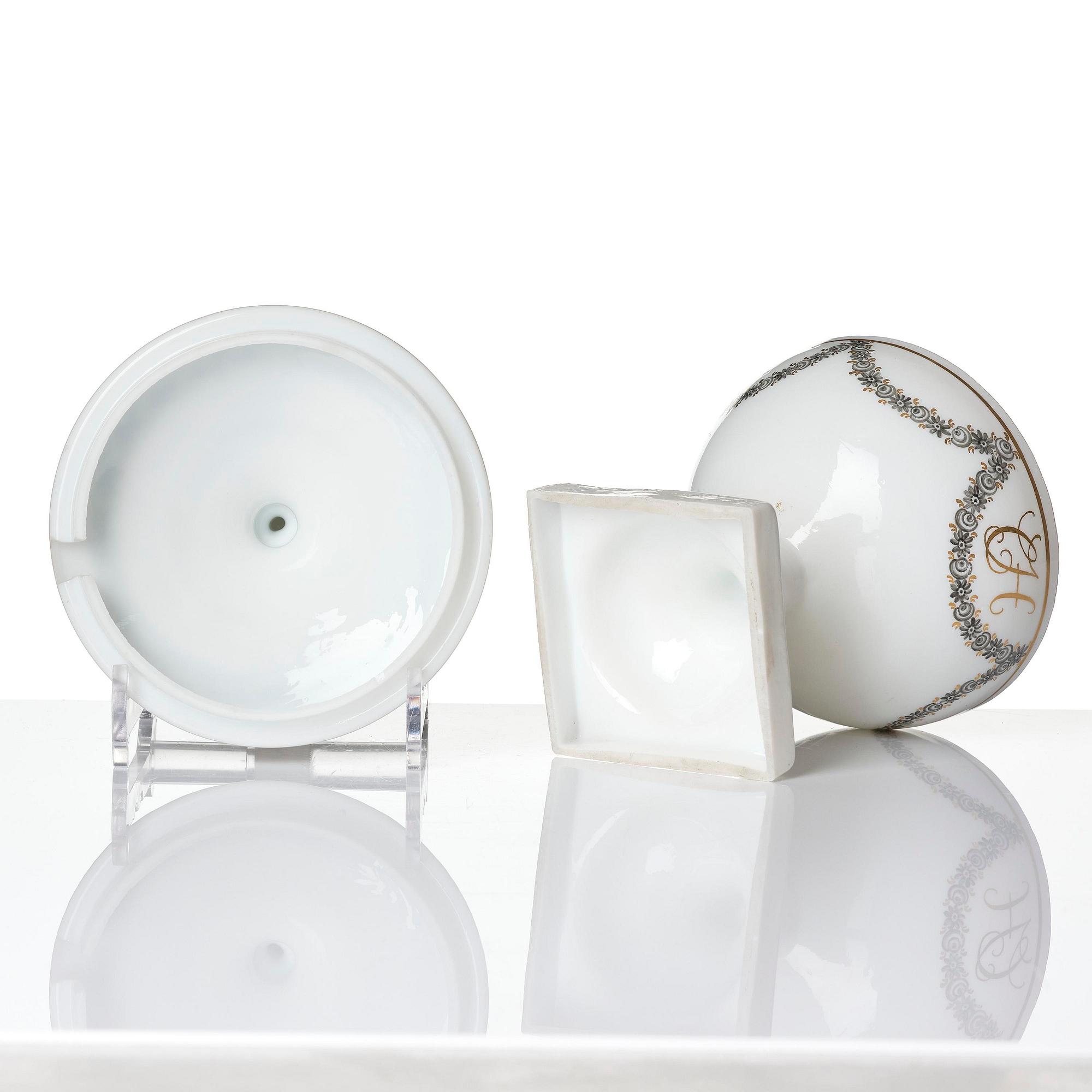 A Swedish glass suger bowl with cover, Strömsbäcks glass works, circa 1800.