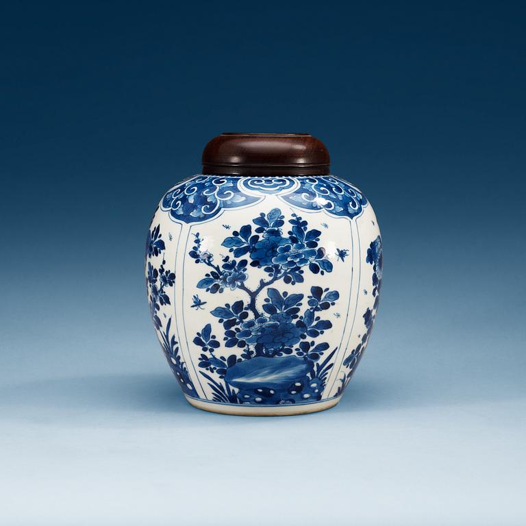 A blue and white jar, Qing dynasty, Kangxi (1662-1722).