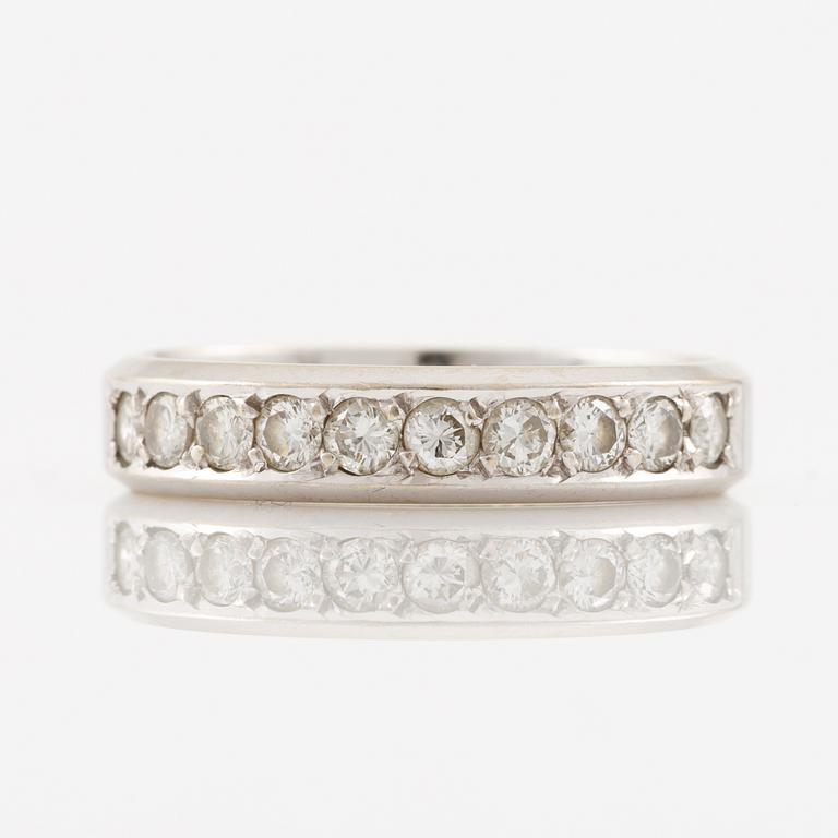 Ring 18K white gold set with round brilliant-cut diamonds.