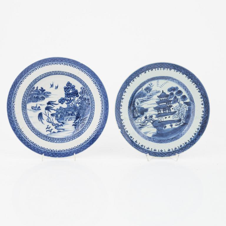 54 dinner service pieces, blue and white porcelain, Qing Dynasti, China, 18th/19th century.