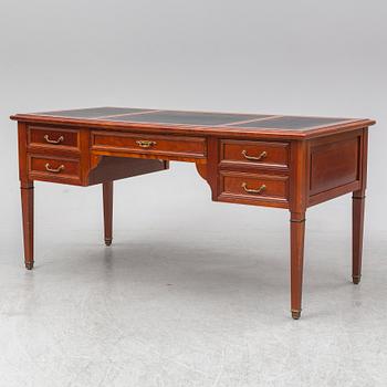 A english style writing desk.