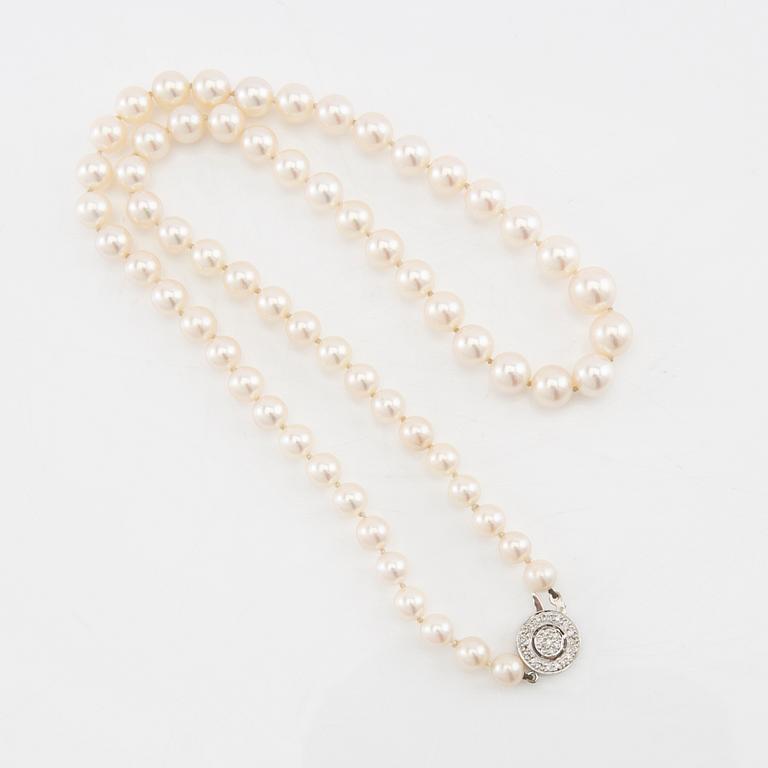 Necklace of cultured pearls, clasp 18K white gold with diamonds.