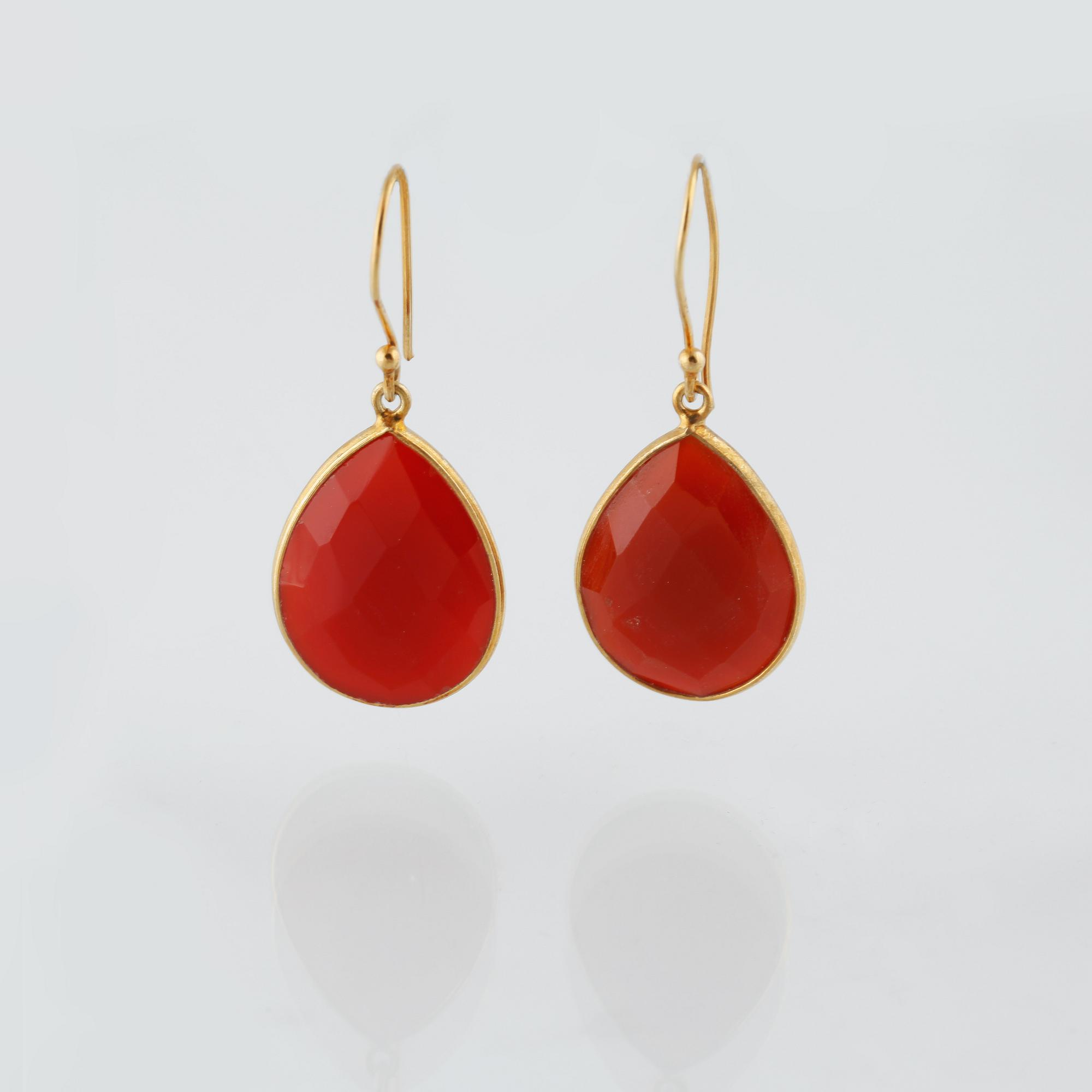 ÖRHÄNGEN, förgyllt silver med checkerslipade karneoler. Vikt 6,2 gram.