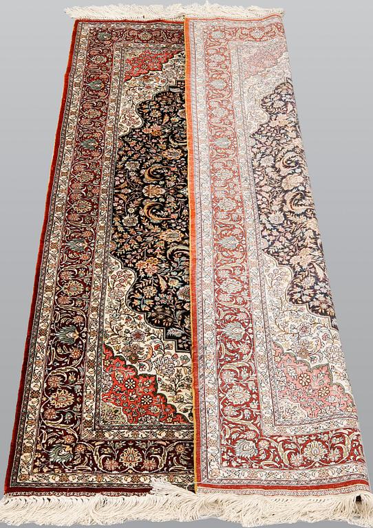 An oriental silk rug, ca 151 x 90 cm.