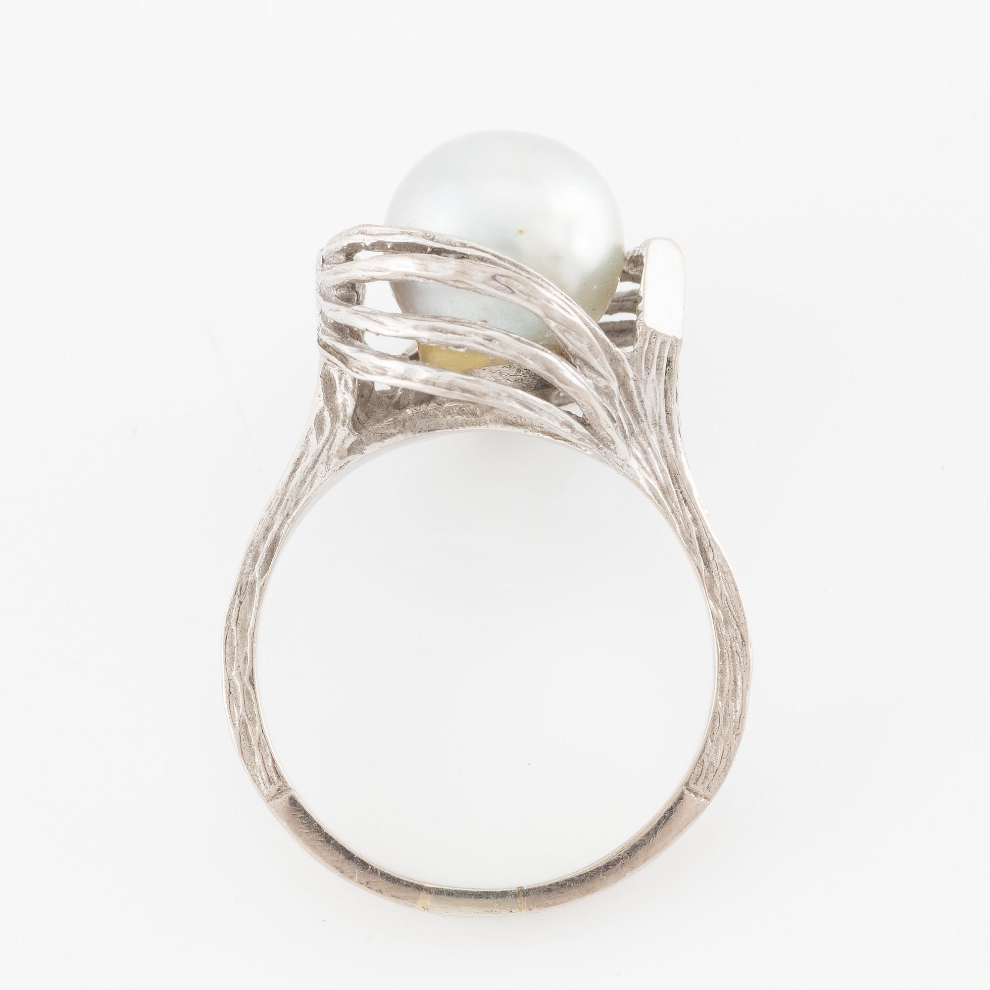 Ring 18K white gold with a cultured pearl.