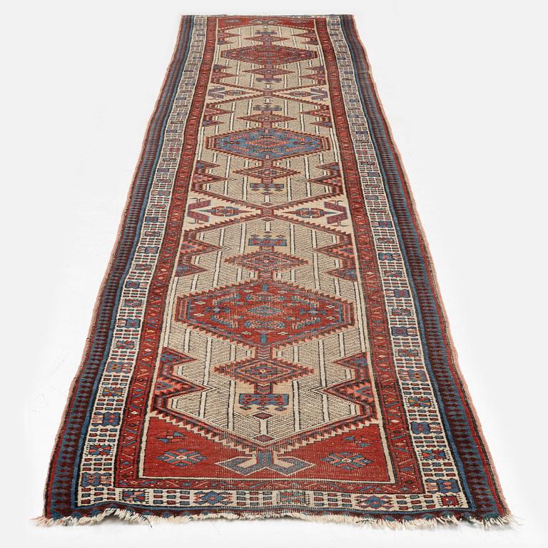A Sarab/Hamadan runner, antique, c. 430 x 95 cm.