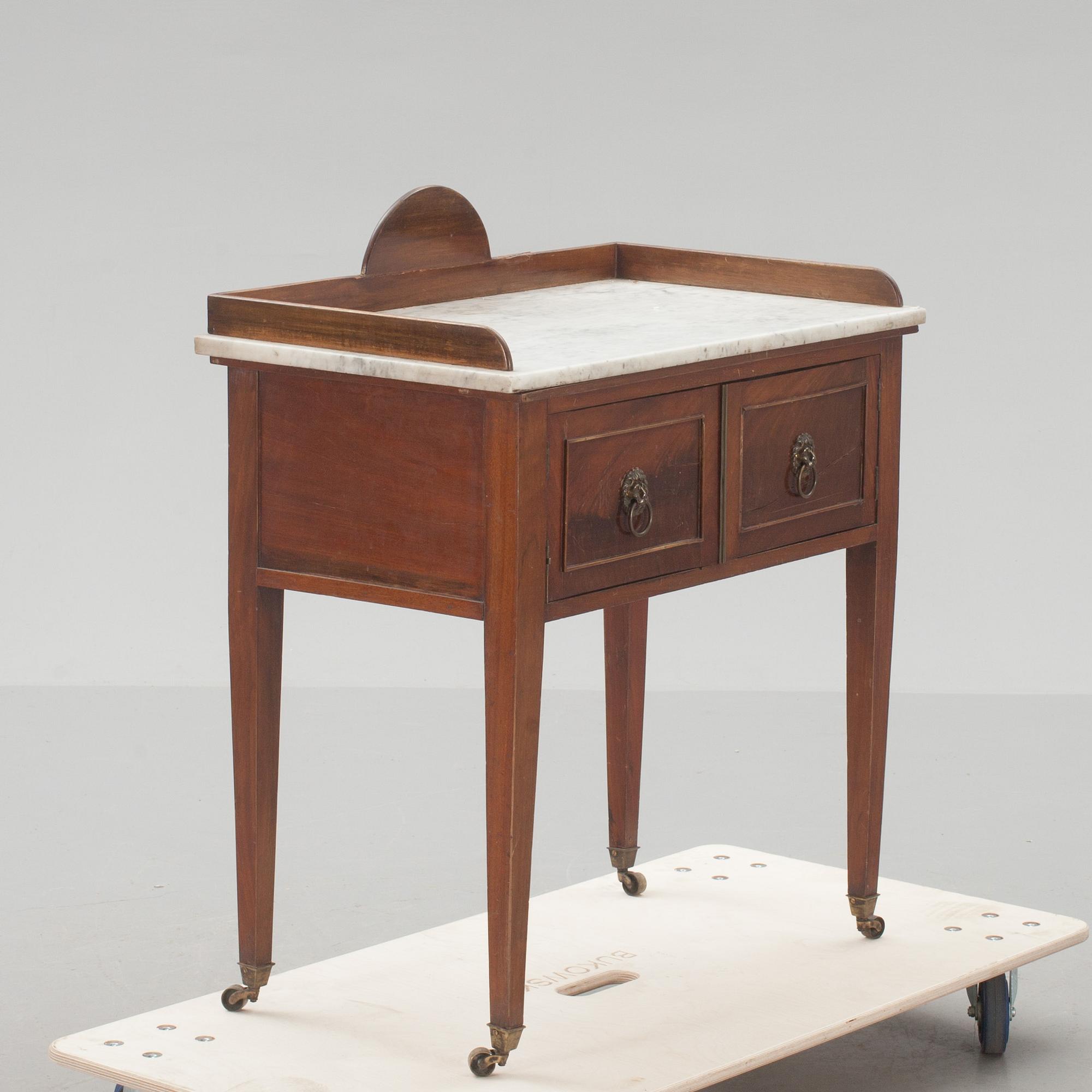 SIDEBORD, England, 1800-talets början.