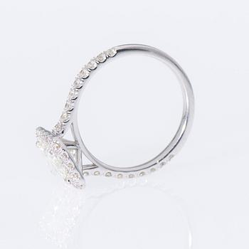 RING, 18K vitguld, radiantslipad diamant ca 1,30 ct, sidostenar totalt ca 0,54 ct.