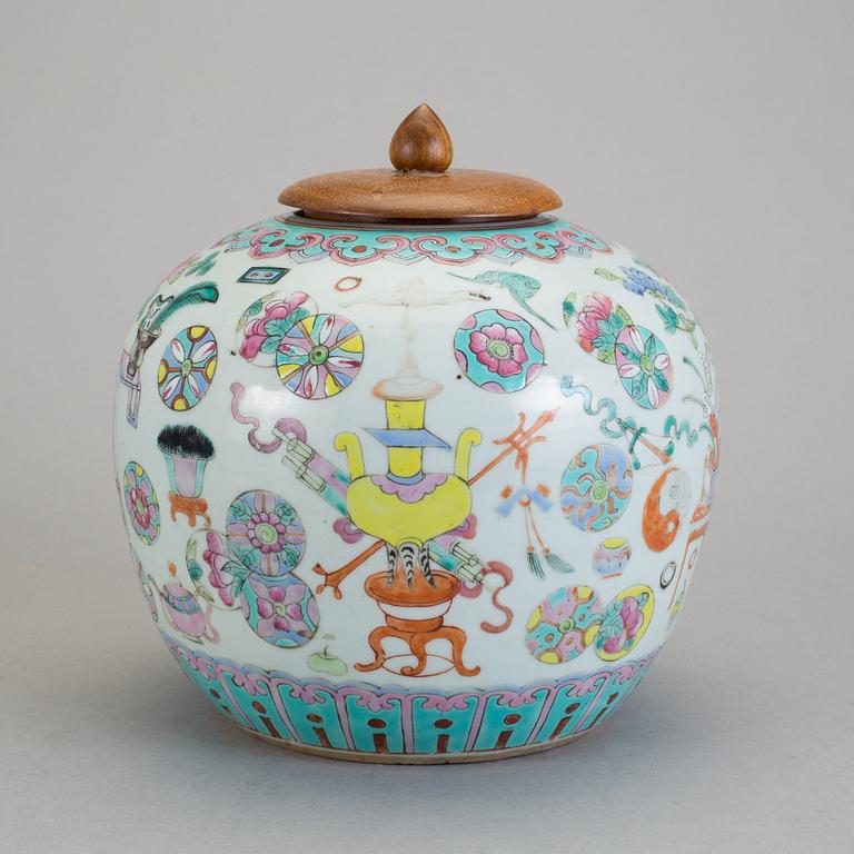 URNA, porslin, Kina, omkring 1900.