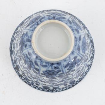 A Chinese export porcelain plate, a dessert dish and a cup, Qing dynasty, Kangxi (1662-1722) and Qianlong (1736-95).