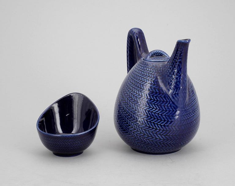 KAFFEKANNA SAMT SOCKERSKÅL, porslin, "Blå eld", Hertha Bengtsson, Rörstrand.