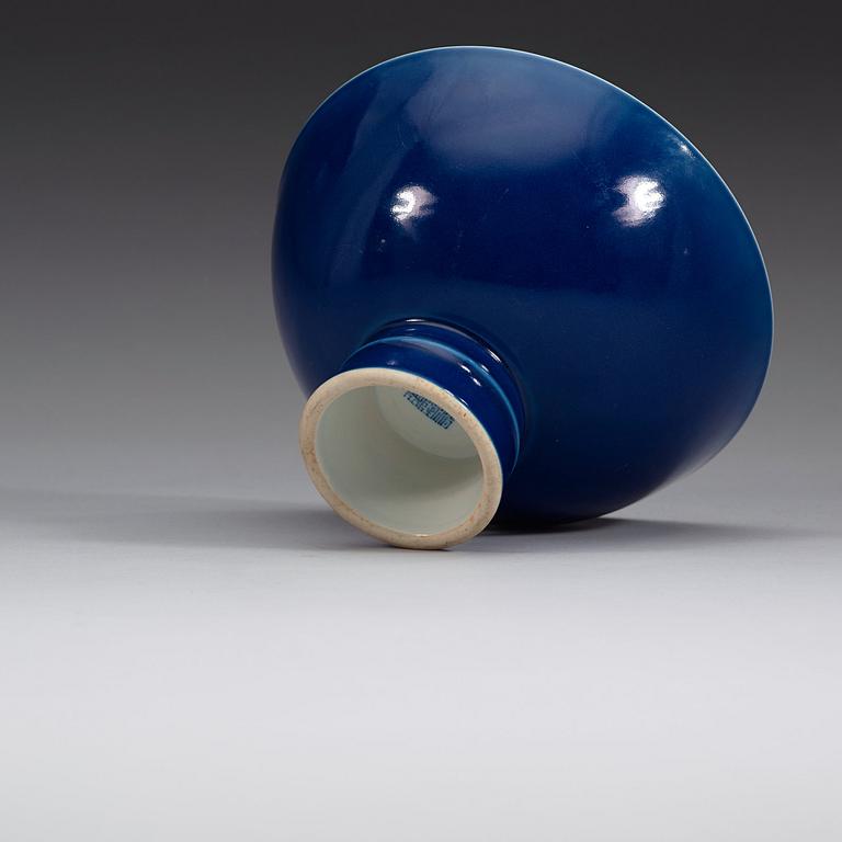 STEMCUP, porslin. 1900-tal, med Qianlong-märke.