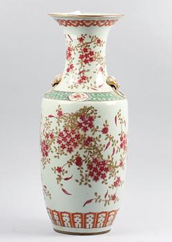 GOLVVAS, porslin, Kina, 1900-talets första hälft.