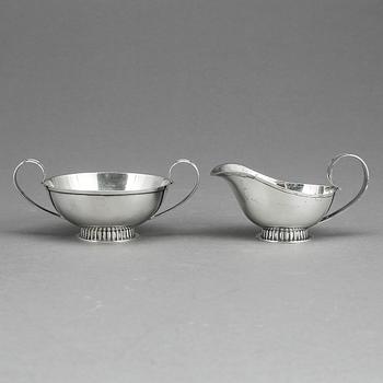 SOCKERSKÅL OCH GRÄDDKANNA, silver. Tore Eldh, K & EC (K & E Carlsson, Göteborg 1950. Vikt ca 110 gram.