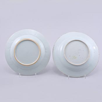 TALLRIKAR, 2 st, porslin, Kina, Qianlong, 1700-tal.