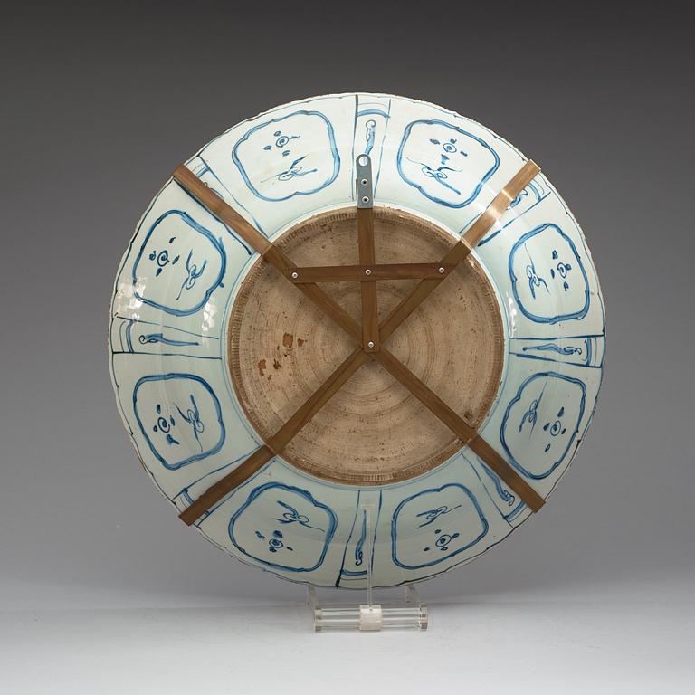 A blue and white charger, Ming dynasty, Wanli (1572-1620).