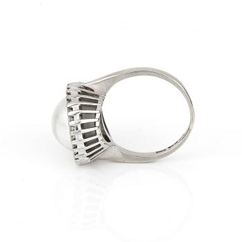RING, med oäkta pärla och briljantslipade diamanter totalt ca 0,36 ct, Markströms, Uppsala, 1971.