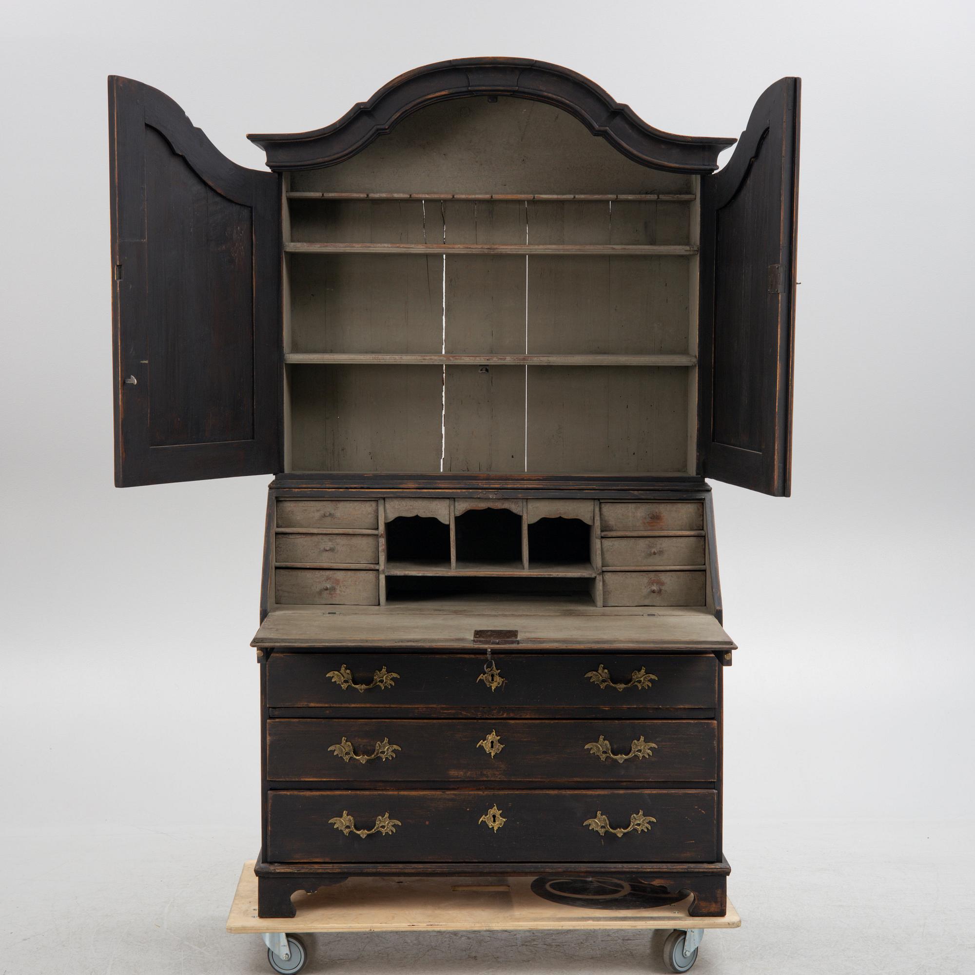A writing cabinet, 18th/19th century.