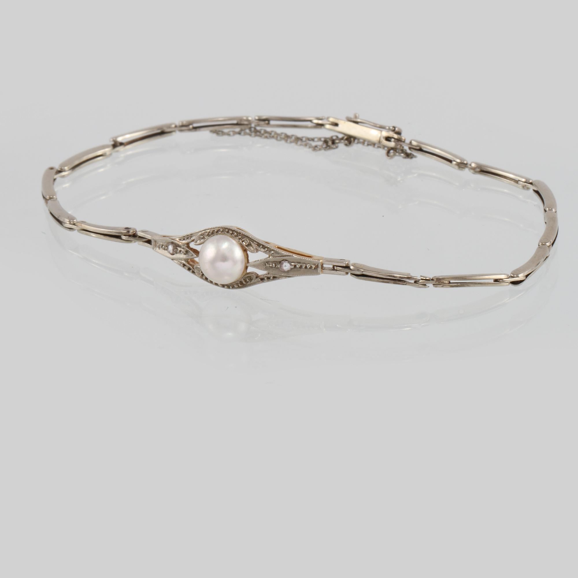ARMBAND, 18K guld med 2 små diamanter samt odlad pärla, importstämplat. Vikt 4,5 gram.