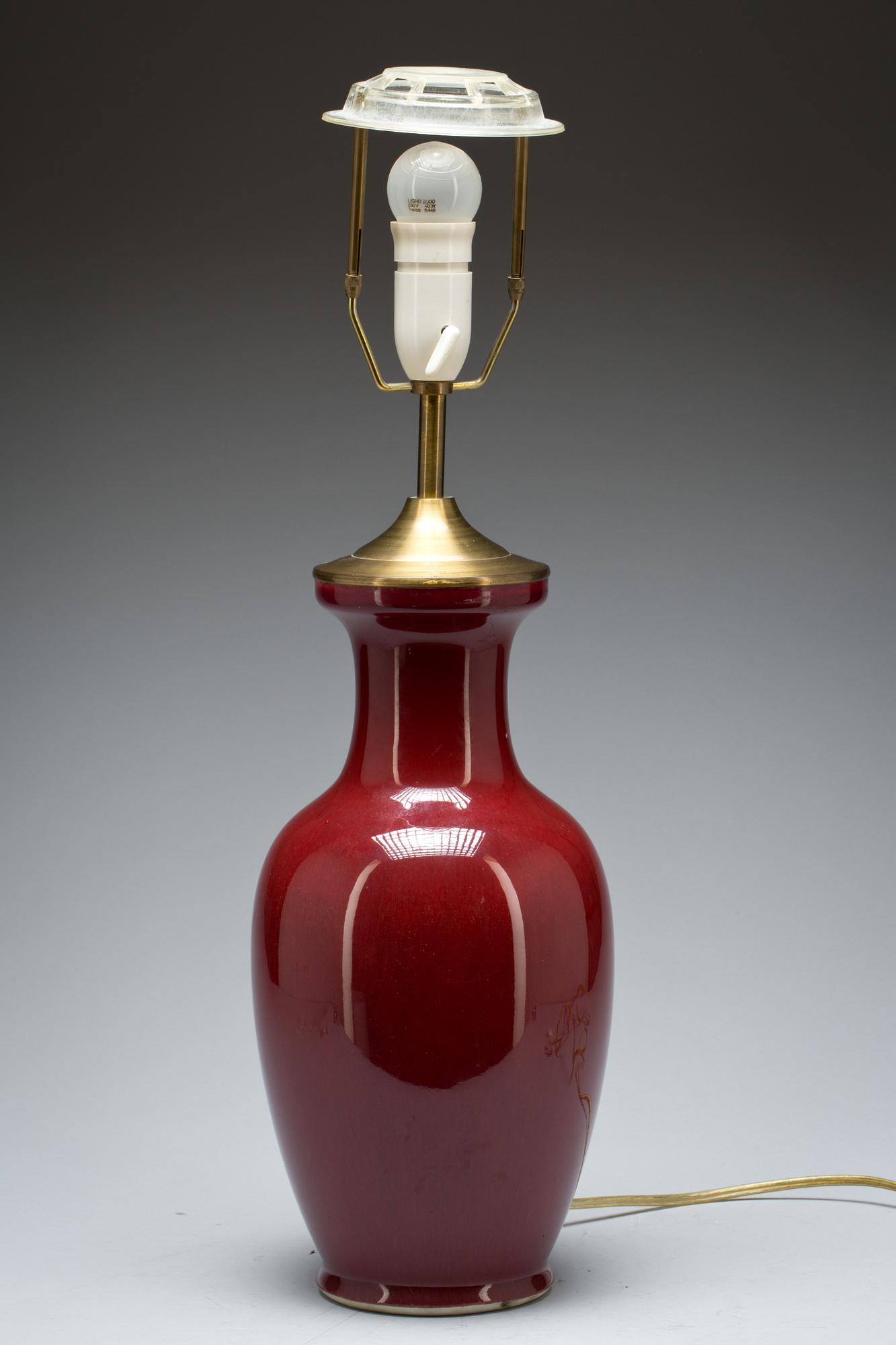 BORDSLAMPA/VAS, porslin. Kina 1900-talets andra hälft.